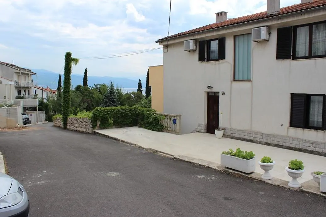 Blaz 4 - Apartment For 6-8 Persons, 150 M From The Beach Novi Vinodolski Croatia