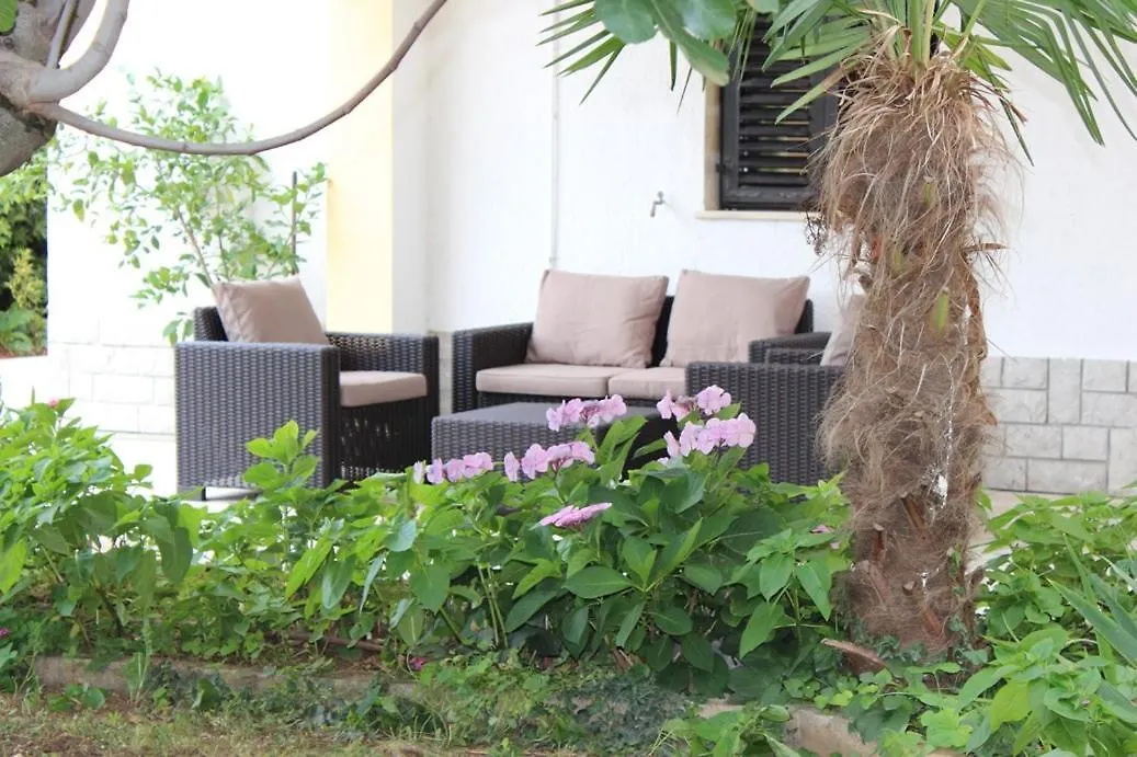Blaz 4 - Apartment For 6-8 Persons, 150 M From The Beach Novi Vinodolski