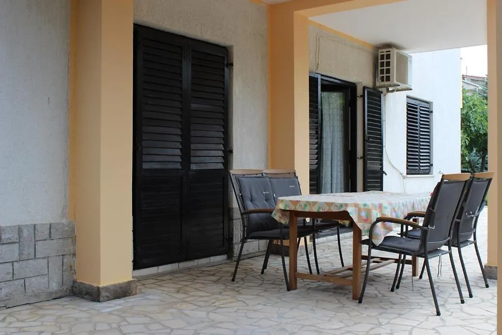 Blaz 4 - Apartment For 6-8 Persons, 150 M From The Beach Novi Vinodolski