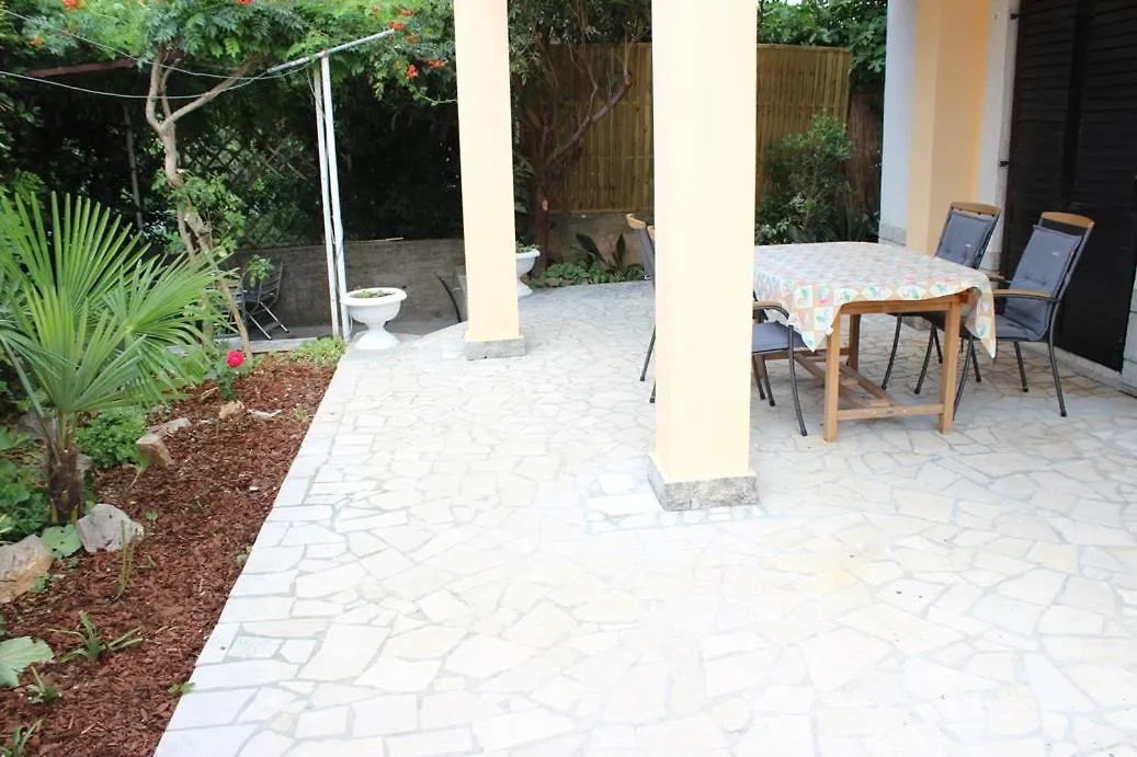 Blaz 4 - Apartment For 6-8 Persons, 150 M From The Beach Novi Vinodolski
