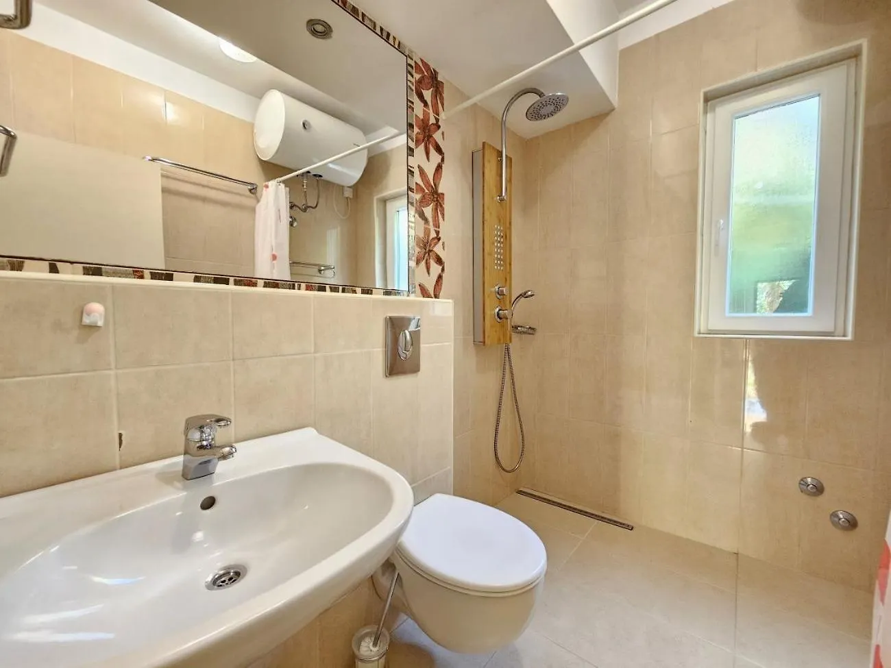 Blaz 4 - Apartment For 6-8 Persons, 150 M From The Beach Novi Vinodolski