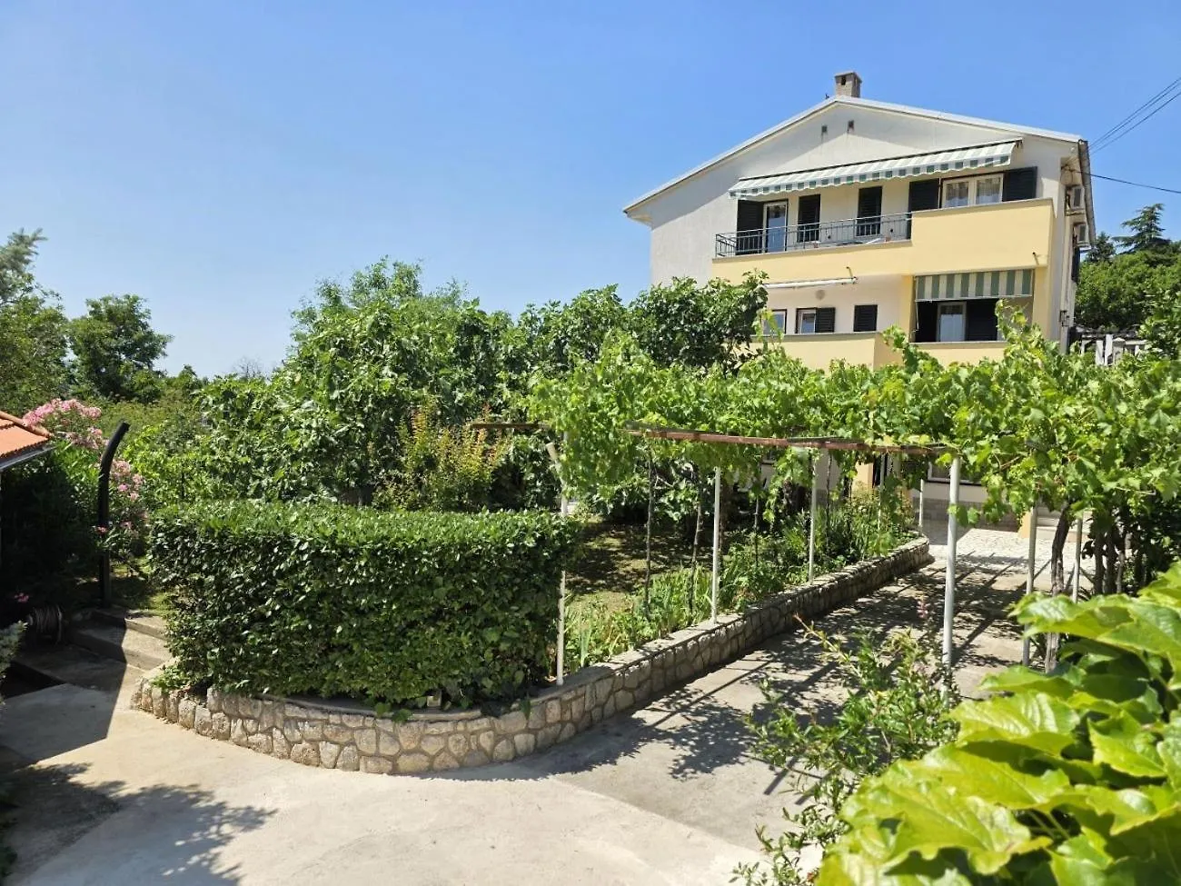 Blaz 4 - Apartment For 6-8 Persons, 150 M From The Beach Novi Vinodolski